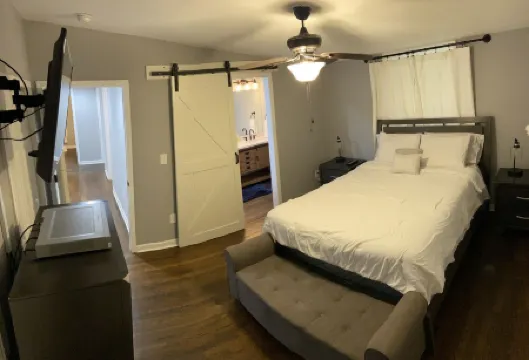 Vaulted Ceilings & Accent Windows--1 mile from CU