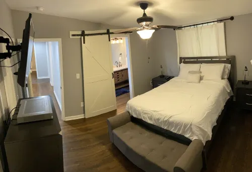 Vaulted Ceilings & Accent Windows--1 mile from CU