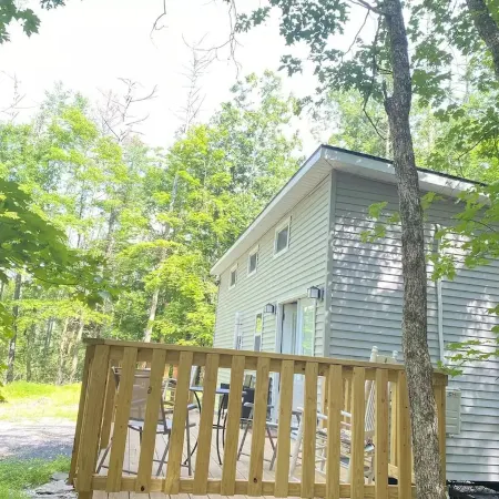 Esopus Creek Modern Tiny House Retreat in Woodstock &Kingston Catskill Area!