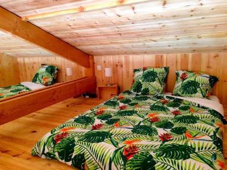 WOODEN HOUSE IN THE BORDER OF THE OCEAN Отели рядом с достопримечательностью «Mer»