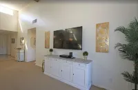 Palm Valley .. Relaxed Getaway, Pools and Sunsets!