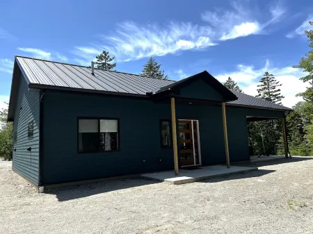Pine Lodge: 2-bedroom vacation home minutes to Acadia National Park