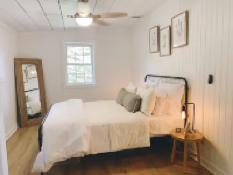 Contentment Cabin on Lake Hartwell Hotels in Stephens County