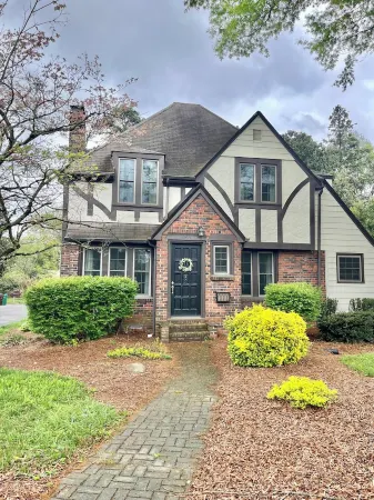 The Designers Den-Sleeps 10, Pets ok, 5min to IHFC & HPU, Emerywood!