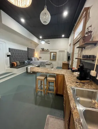 The Nook at Main Street Suites: Cozy studio apt in downtown Van Buren, AR