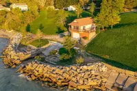 Lakefront cottage with amazing views - Homestays