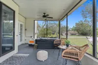 Leafy Lodge, Near Springs, Beach, Hot Tub, Fenced