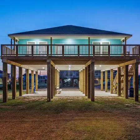 Beachfront Oasis - Lots of Amenities!