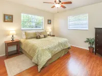 Venice Palm Villa - Minutes to the Beach - Screened Patio- Fenced yard! Hotels in Venice Gardens