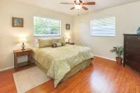 Venice Palm Villa - Minutes to the Beach - Screened Patio- Fenced yard!