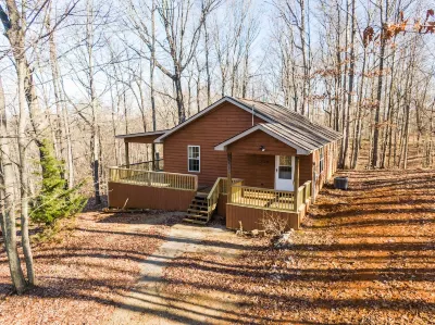 3 miles from Wolf Creek Dam! Boat and camper parking available Hotel dekat Seventy Six Falls