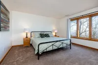 4 BR cabin mins to trails & breweries pets welcome