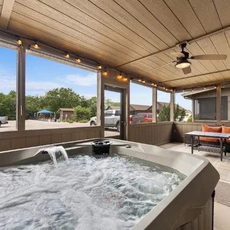 Restful Retreat: Lake Resort and Private Hot Tub