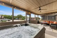 Restful Retreat: Lake Resort and Private Hot Tub