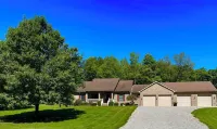 Luxury Old Man's Cave Home🌲Walking Distance to Hocking Hills Park with Hot Tub