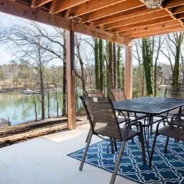 Perfect Summer Get Away! Charming 4 Bedroom Lake Front Home.
