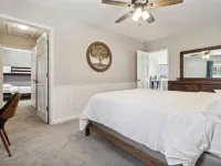 Amazing lake views for the perfect family getaway at the Lake Thirteen Retreat! Hotels in Clare County