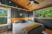 Seclusion Mt. View 3 King Screened Deck Hot Tub Pool Table Pigeon Forge