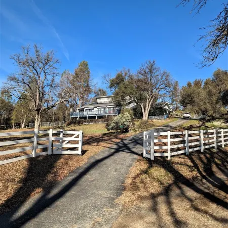 Beautiful Pet-Friendly Spacious Lodge near Yosemite & Lakes 9 Rooms/6BR/12 Beds