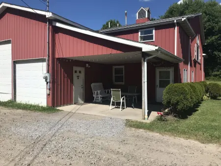 Ledgestone Farms-Cozy Farm Apartment Отели в г. Чемпион Тауншип