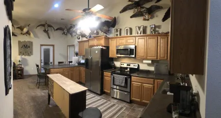 Outdoorsman Paradise- 1/2 mile from Lake Oahe