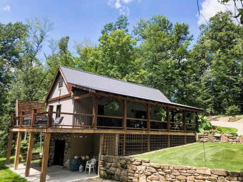 Cabin Retreat on quiet back road in Amish Country with hot tub