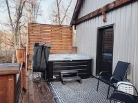 Cabin Retreat on quiet back road in Amish Country with hot tub