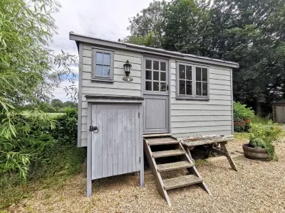 Unique, tranquil retreat in fabulous grounds with own garden & pond. Nr Goodwood Hotels near Wey and Arun Canal trips, Onslow Arms, Weysouth