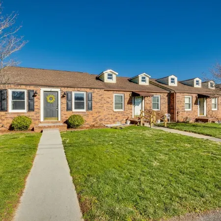 Stylish Condo Elizabethton Tennessee, Private Fenced Back Yard, Family Friendly