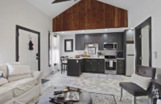 Newly built 1/1 Historic district Apartment