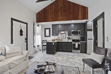 Newly built 1/1 Historic district Apartment