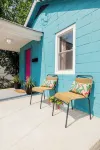 Retro bungalow minutes away from historic Old Towne Petersburg!