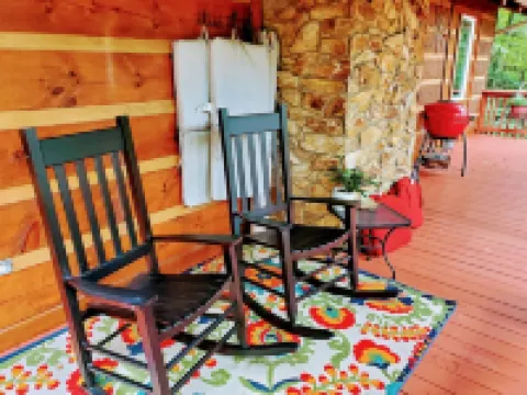 Near West Jefferson, Boone + Blue Ridge Parkway! Mountain get away w/ fireplace.