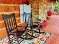 Near West Jefferson, Boone + Blue Ridge Parkway! Mountain get away w/ fireplace.