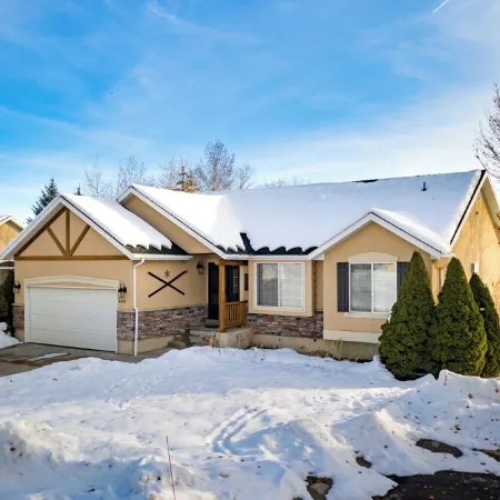 Fairway Oaks Lodge/ Two living areas/ close to skiing, boating, golf