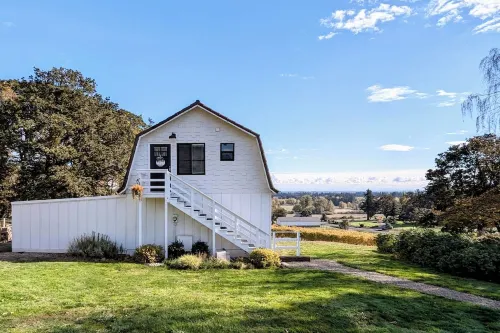 Cozy Barn Cottage Retreat nestled in the vineyards of Eola-Amity Hills