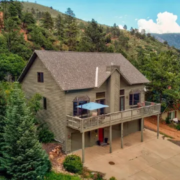 5 bd 4 bth, AC, fireplace, hikes, waterfalls, salt water hot tub, walk to town!