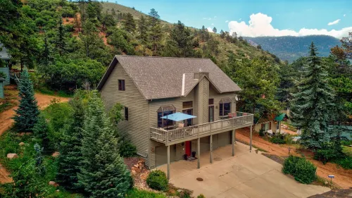 5 bd 4 bth, AC, fireplace, hikes, waterfalls, salt water hot tub, walk to town!