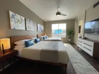 Luxury Lakeside Home! Private Pool, Dock, Outdoor Kitchen, & Private Courtyard! Desert Glen Shopping Center附近的飯店