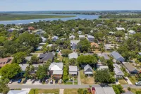 COTTAGE WITH PRIVATE POOL TWO BLOCKS TO BEACH