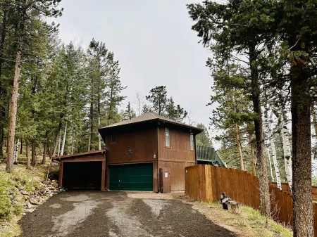 Enjoy Colorado with Soaring Pines, Wildlife & 6 Seat Hot Tub.