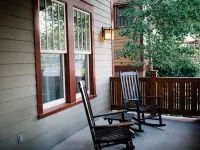 5Br - South Main's Iconic Green Craftsman Retreat - Steps to River & Parks Hotels in Buena Vista