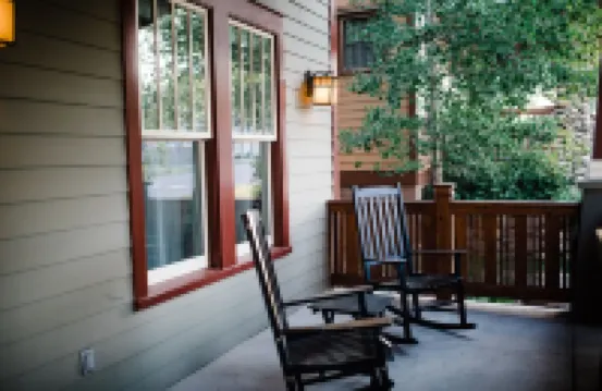 5Br - South Main's Iconic Green Craftsman Retreat - Steps to River & Parks