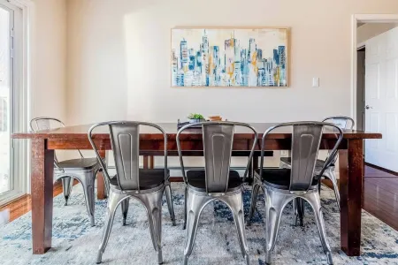 Beautiful home minutes from a dozen wineries Отели в г. Клифтон