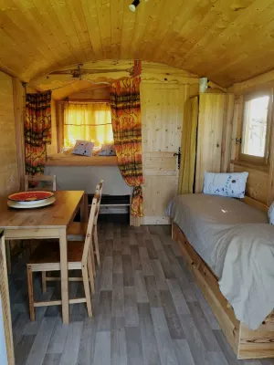 A trailer in the heart of a ranch, nature and you. The beach and mountains 10 minutes away Hoteles en Olmeta-di-Tuda