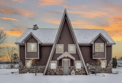 Beautiful Lake home w/hot tub, & 270 ft Lake Shore!