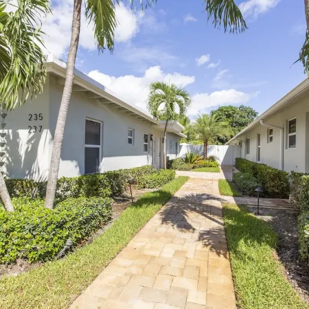 Downtown Pool Home| Mins to Beach | Cabana service