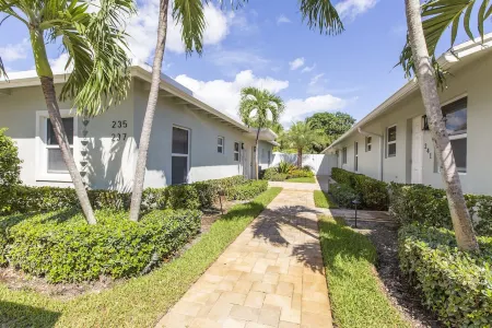 Downtown Pool Home| Mins to Beach | Cabana service