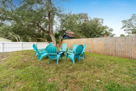 Newly Renovated 4BR Beach Retreat: Walk to beach,Games, Pet Friendly, Near DT Отели в г. Вилано-Бич