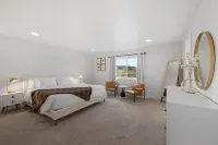 Beautiful Clean and Modern Home In Medford. Hotels near Rogue Valley International Airport